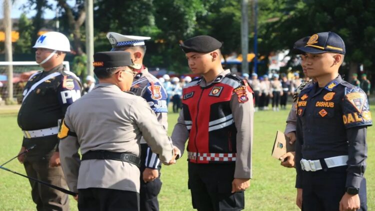 Kapolda: 5.000 Personel Gabungan Siap Amankan Nataru di Sumbar 1 Kapolda Sumbar pimpin apel ribuan pasukan pengamanan Natal-tahun baru. (Foto: Antara)