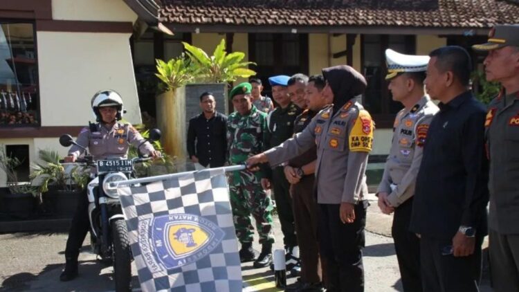 Polresta Bukittinggi Resmi Terbitkan SIM C1, untuk Motor 250-500 CC 1 Kapolresta Bukittinggi, Kombes Pol. Yessi Kurniati saat melepas uji coba praktik lapangan pengendara sepeda motor berkapasitas mesin 250 - 500 cc untuk penerbitan SIM C1. (Antara/Al Fatah)