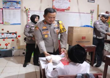 Polres Pasaman Barat Bagikan Ratusan Paket Makanan Bergizi Gratis untuk Murid SD 7 Polres Pasaman Barat Bagikan Ratusan Paket Makanan Bergizi Gratis untuk Murid SD