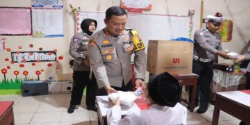 Polres Pasaman Barat Bagikan Ratusan Paket Makanan Bergizi Gratis untuk Murid SD 8 Polres Pasaman Barat Bagikan Ratusan Paket Makanan Bergizi Gratis untuk Murid SD