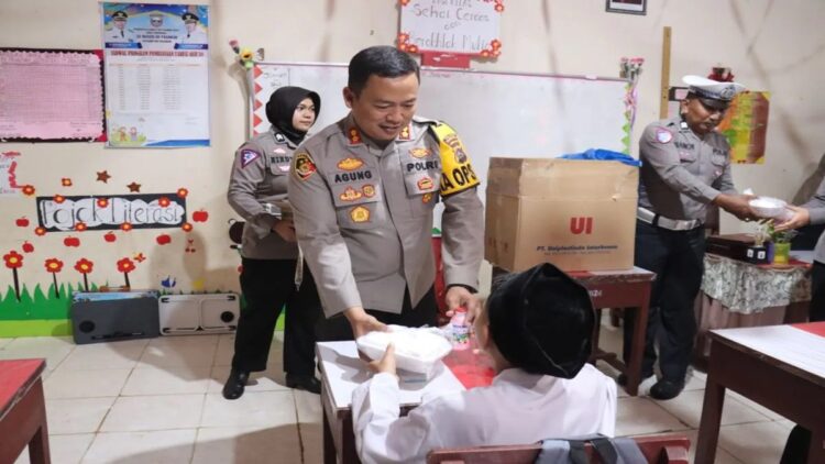 Polres Pasaman Barat Bagikan Ratusan Paket Makanan Bergizi Gratis untuk Murid SD 1 Kepala Polres Pasaman Barat AKBP Agung Tribawanto saat membagikan makanan bergizi gratis kepada siswa di SD 09 Pasaman Jorong Pasaman Baru, Nagari Lingkuang Aua Baru, Kecamatan Pasaman. (Antara/HO-Humas Polres Pasaman Barat).