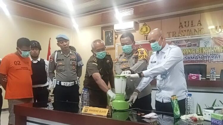 Polres Pasbar Musnahkan 788,5 Gram Sabu Barang Bukti Kasus Narkotika 1 Kepala Polres Pasaman Barat AKBP Agung Tribawanto saat memusnahkan barang bukti narkotika jenis sabu dengan cara diblender, Senin (23/12/2024). Antara/Altas Maulana.