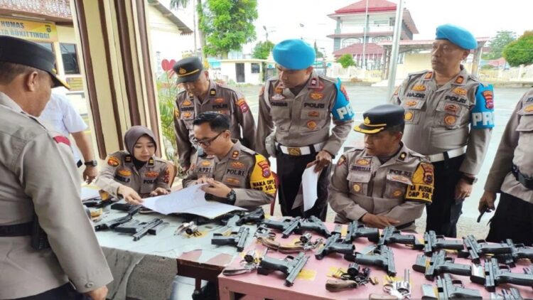 Pastikan Senjata Api Digunakan sesuai Aturan, Polresta Bukittinggi Gelar Pemeriksaan 1 Pemeriksaan senjata api (senpi) anggota kepolisian Polresta Bukittinggi, Sumatera Barat sebagai upaya memastikan senjata api digunakan sesuai dengan aturan yang berlaku (Antara/Al Fatah)