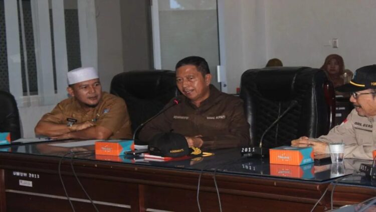 Wakil Bupati Pasaman Barat Risnawanto (tengah) mengadakan rapat terkait upaya menjaga daerah aliran sungai beberapa waktu lalu. ANTARA/HO-Diskominfo Pasaman Barat