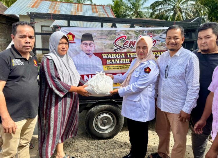Andre Rosiade Kirim Bantuan 1.000 Paket Sembako untuk Korban Banjir di Pasaman Barat 1 Tim Andre Rosiade menyerahkan bantuan paket sembako untuk korban banjir di Pasbar. (Foto: Tim AR)