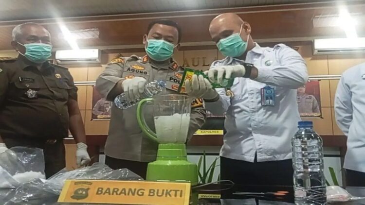 Polres Pasaman Barat melakukan pemusnahan barang bukti narkoba jenis sabu, Senin (23/12/2024) lalu. Dari data selama 2024, kasus narkoba di daerah itu mengalami kenaikan dari 56 kasus pada 2023 menjadi 67 kasus pada 2024. (ANTARA/Altas Maulana).