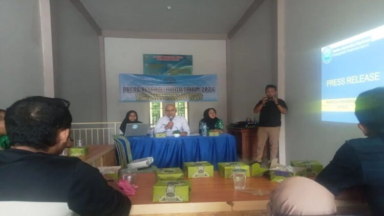 Peredaran Ratusan Kg Ganja-Sabu Diungkap selama 2024, BNNK Pasbar Tangkap 11 Tersangka 1 Kepala BNNK Pasaman Barat Rangga Noverio saat memaparkan perkara pengungkapan narkotika selama 2024 di Simpang Empat, Selasa (24/12/2024). Antara/Altas Maulana. (Pengungkapan narkotika oleh BNNK)