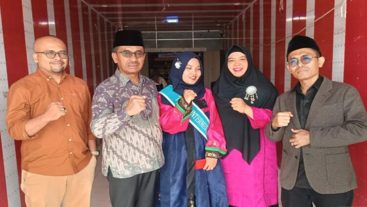 Kepala Dinas Pendidikan Sumbar, Barlius saat bersama Kepala SMK 2 Padang Sahfalefi, Kabag Kerja sama Setdaprov Sumbar, dan mahasiswa Unand yang mendapatkan reward ke Korea. ANTARA/Miko Elfisha.