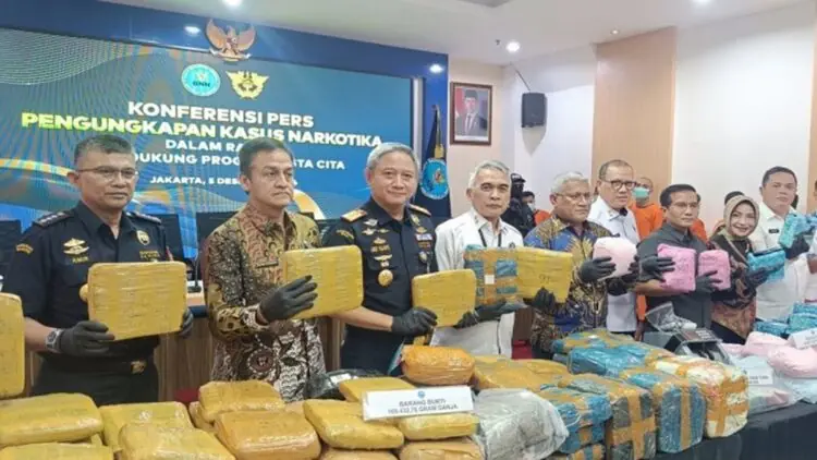 Kepala BNN Komjen Pol Marthinus Hukom (tengah) didampingi sejumlah pejabat utama BNN dan para undangan memegang barang bukti narkoba dalam acara konferensi pers terkait pengungkapan 15 kasus peredaran narkoba, di Jakarta, Kamis (5/12/2024). ANTARA/Donny Aditra