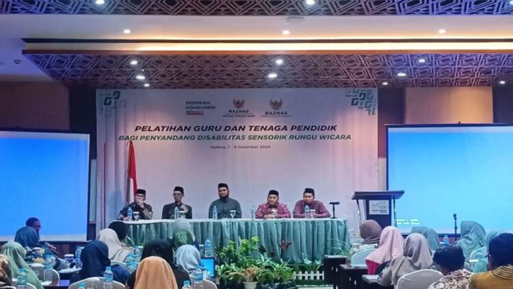 Baznas RI saat memberikan pelatihan bagi para guru SLB di Sumbar agar bisa mengajar disabilitas rungu/wicara membaca Al Quran. ANTARA/Miko Elfisha.