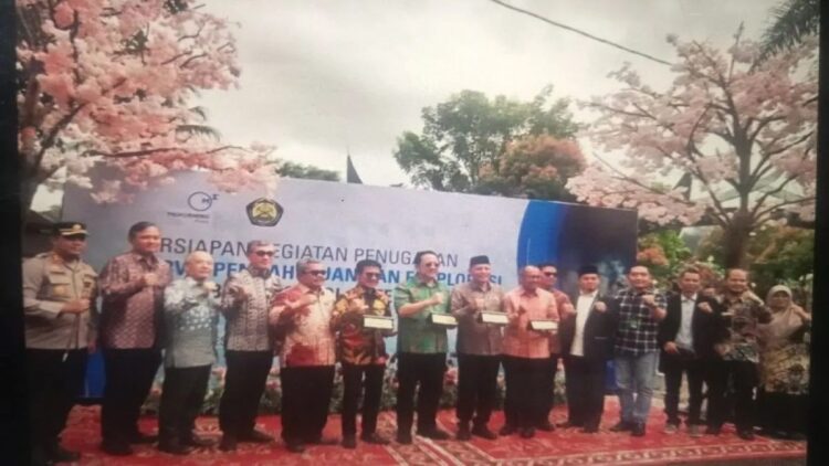 Bupati Pasaman Sabar AS (tengah pakai peci) usai melaksanakan gorundbreaking Medco Energydi Equator Bonjol beberapa waktu lalu dalam rangka pembangunan pembangkit listrik geothermal Bonjol. (Antara/Heri Sumarno).