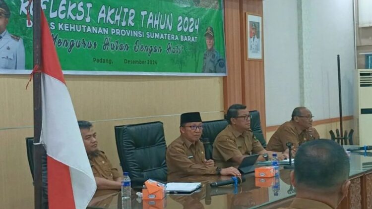 Kepala Dinas Kehutanan Sumbar sekaligus Pj Sekda Sumbar, Yozarwardi saat memaparkan kinerjanya sepanjang 2024 di Padang, Selasa (24/12/2024). ANTARA/Miko Elfisha.