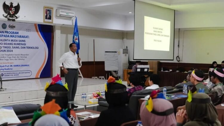 Siapkan Talenta Muda Sains, Kemdiktisaintek Latih Tenaga Didik dari Puluhan Sekolah 1 Wakil Menteri Pendidikan Tinggi, Sains, dan Teknologi (Wamendiktisaintek) RI Fauzan dalam Program Pengabdian kepada Masyarakat untuk Penyiapan Talenta Muda Sains dan Teknologi Bidang Numerasi tahun 2024 di Bandung. (ANTARA/HO-Kemdiktisaintek RI)