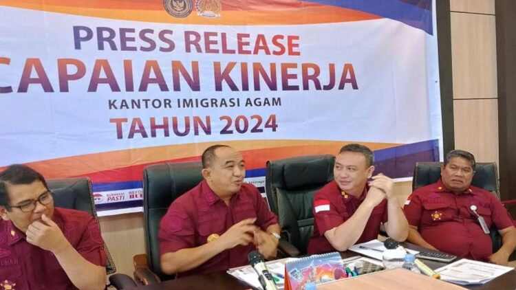 Langgar Aturan, Imigrasi Agam Deportasi 21 WNA selama 2024 1 Kepala Kantor Imigrasi Agam, Budiman Hadiwasito bersama jajaran mengungkap capaian kinerja pelayanan keimigrasian selama 2024. (Antara/Al Fatah)