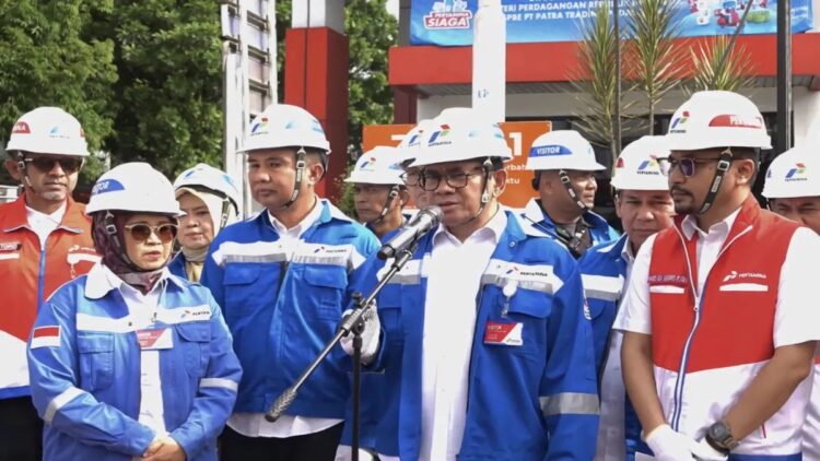 Menteri Perdagangan (Mendag) Budi Santoso (tengah) saat memberikan keterangan di Kabupaten Bandung Barat, Jawa Barat, Senin (23/12/2024). (ANTARA/Rubby Jovan)