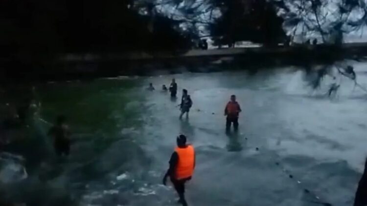 Tangkapan layar video pencarian anak hanyut saat mandi di muara sungai di Karan Aur, Kota Pariaman, Sumbar menggunakan jaring, Minggu. ANTARA/Aadiaat M. S.