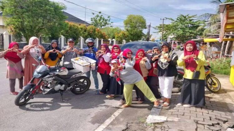 596 Orang di Pariaman Terima Bansos Permakanan dari Kemensos pada 2025 1 Kepala Dinas Sosial Kota Pariaman, Sumbar Muhammad Rum (empat kiri) berfoto dengan kelompok masyarakat sebagai pihak yang menyalurkan bansos permakanan dari Kementerian Sosial RI. (Antara/HO-Diskominfo Pariaman)