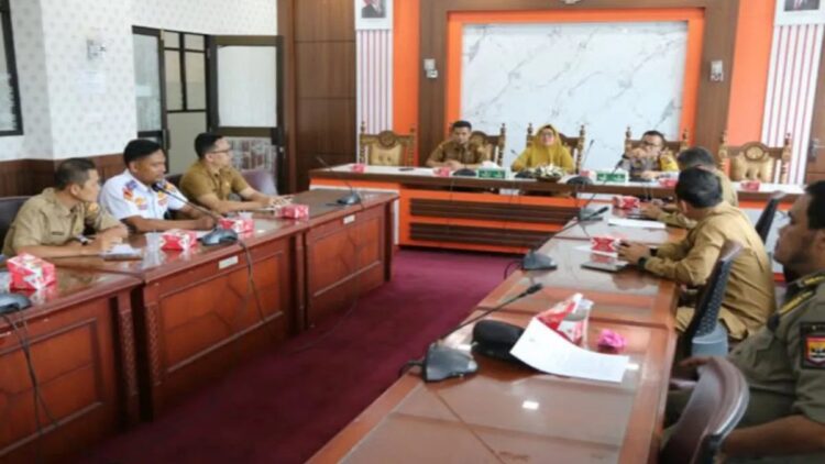 Sukseskan Libur Nataru, Pemko Pariaman Bersinergi dengan Kepolisian 1 Suasana rapat koordinasi antara Pemkot Pariaman, Sumbar dengan Polres Pariaman guna menyukseskan pelaksanaan libur Nataru di daerah itu, Senin (16/12). (Antara/HO-Diskominfo Pariaman)