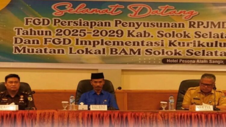 Wakil Bupati Solok Selatan Yulian Efi didampingi Sekretaris Daerah Syamsurizaldi saat FGD persiapan penyusunan RPJMD tahun 2024-2025. (Antara)