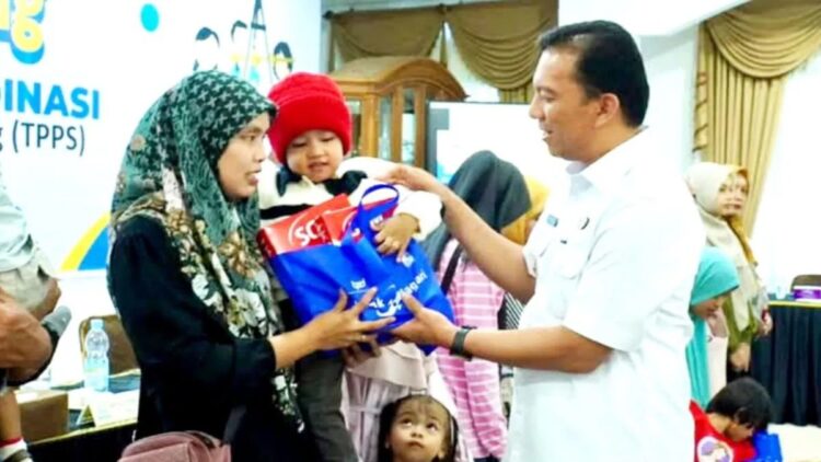 Pemko Padangpanjang Dorong Kolaborasi Lintas Sektor Wujudkan Zero Stunting 1 Peduli anak stunting, Pemko Padangpanjang berikan penghargaan bapak ibu asuh anak stunting. (Antara/ Isril Naidi)