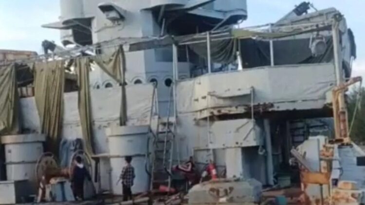 Dua orang anak sedang bermain di atas kapal perang bekas KRI Teluk Bone 511di Kota Pariaman, Sumbar. (Antara/tangkapan layar Aadiaat M. S.)