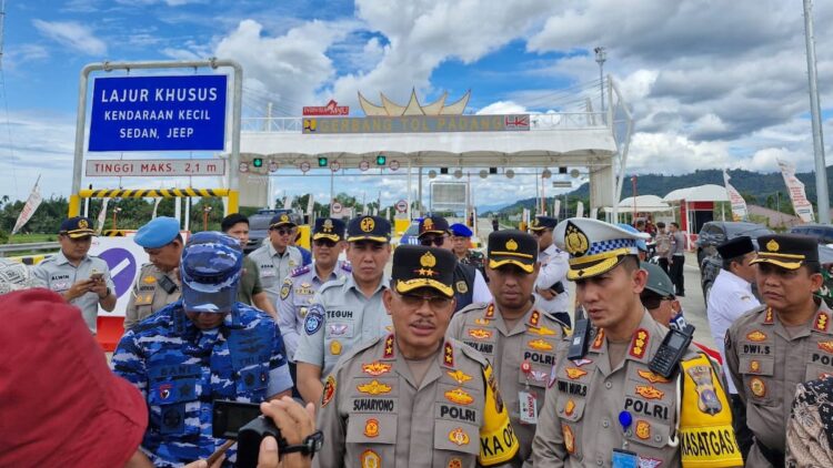 Kapolda Sumbar Cek Kesiapan Tol Padang-Sicincin untuk Hadapi Nataru 2024 1 Kapolda Sumbar, Irjen Pol Suharyono diwawancarai wartawan usai kunjungan ke Tol Padang-Sicincin, Jumat. (dok. Humas)
