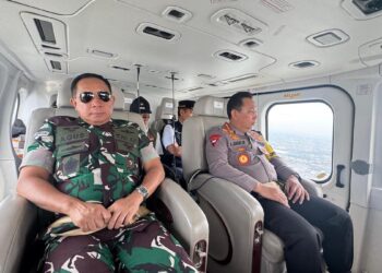 Kapolri dan Panglima TNI Pantau Jalur Mudik via Udara, Pastikan Lalu Lintas Lancar 7 Kapolri dan Panglima TNI pantau lalin via udara. (dok. Divhumas)