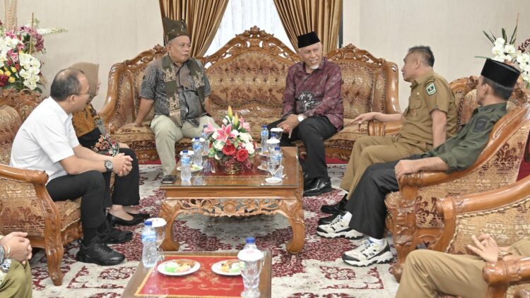 Gubernur Mahyeldi Sambut Kedatangan Wamenkop dan UMKM di Sumbar 1 Gubernur Mahyeldi sambut kedatangan Wamenkop dan UMKM. (dok. adpsb)