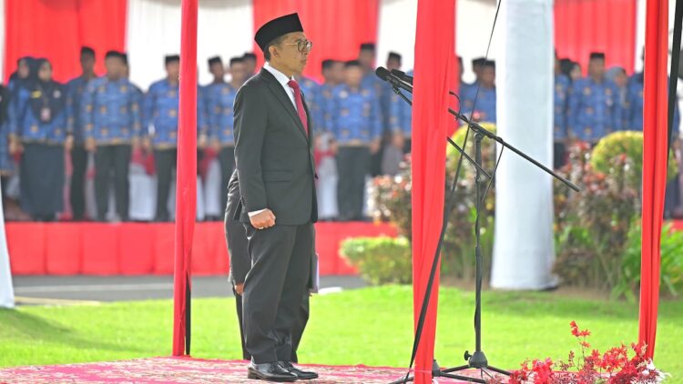 Menbud Fadli Zon Pimpin Upacara HBN ke-76, Bela Negara Tanggung Jawab Seluruh Warga 1 Menbud Fadli Zon jadi pembina upacara HBN di Padang. (dok. adpsb)