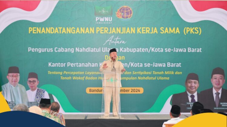 Menteri ATR/Kepala BPN Nusron Wahid melihat PKS antara PCNU Jabar dan Kantah di Jabar. (dok. ATR/BPN)