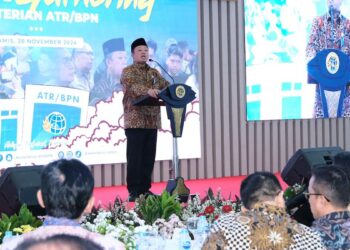 Sukseskan Asta Cita Presiden Prabowo Subianto, Menteri Nusron Ingin Optimalkan Peran Badan Bank Tanah 6 Menteri ATR/BPN Nusron Wahid saat memberi sambutan di hadapan pegawai ATR/BPN. (dok. istimewa)