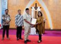 Menteri Nusron Serahkan Sertifikat untuk Gereja yang Berdiri sejak 1968