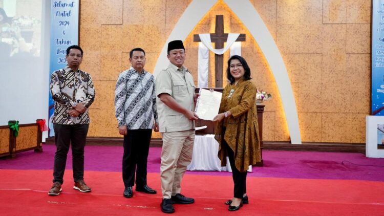 Menteri ATR/BPN Nusron Wahid serahkan sertifikat untuk gereja. (dok. ATR/BPN)