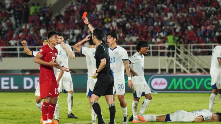 Muhammad Ferrari dapat kartu merah usai menyikut kapten Filipina. (dok. Timnas Indonesia)