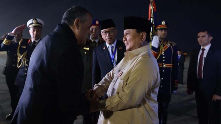 Presiden Prabowo Tiba di Kairo, Disambut Pejabat Tinggi Mesir dan Jajar Kehormatan 1 Kunjungan ke Mesir, Presiden Prabowo Subianto disambut petinggi negara tersebut. (dok. PCO)