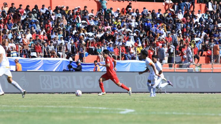 Pemain Semen Padang FC, Ryohei Mitchibuchi membawa bola. (dok. MO SPFC)