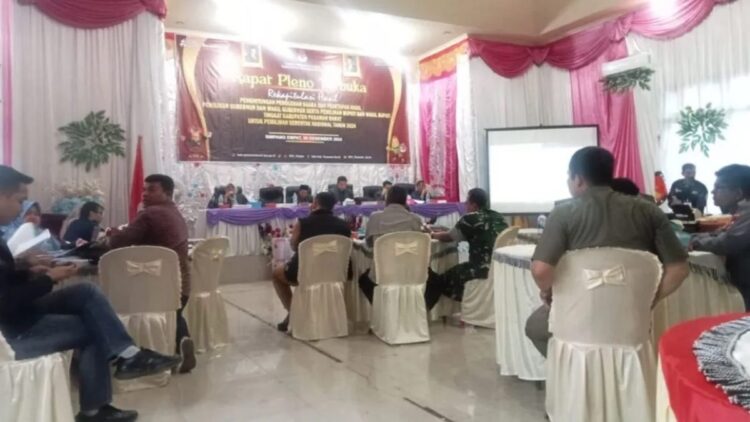 Pasangan Yulianto-M Ihpan Ditetapkan Sebagai Peraih Suara Terbanyak di Pilkada Pasbar 1 KPU Pasaman Barat saat menetapkan peraih suara tertinggi di rekapitulasi hasil penghitungan perolehan suara pemilihan bupati dan wakil bupati 2024, Selasa (3/12). Suara tertinggi diraih oleh pasangan nomor urut 1, Yulianto-M.Ihpan dengan 59.551 suara. (Antara/Altas Maulana).