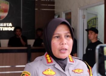 Kapolresta Bukittinggi, Kombes Pol. Yessi Kurniati mengungkap penangkapan pelaku aksi perampokan kekerasan menggunakan senjata api mainan di Bukittinggi (Antara/Al Fatah)