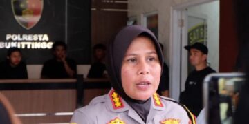 Kapolresta Bukittinggi, Kombes Pol. Yessi Kurniati mengungkap penangkapan pelaku aksi perampokan kekerasan menggunakan senjata api mainan di Bukittinggi (Antara/Al Fatah)
