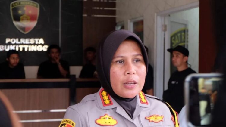 Perampok dengan Pistol Mainan di Bukittinggi Ditangkap, Terancam 15 Tahun Penjara 1 Kapolresta Bukittinggi, Kombes Pol. Yessi Kurniati mengungkap penangkapan pelaku aksi perampokan kekerasan menggunakan senjata api mainan di Bukittinggi (Antara/Al Fatah)