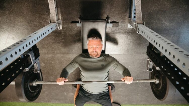 Apa Itu Bench Press, Ini Manfaat dan Cara Melakukannya yang Benar 1 ilustrasi bench press. (dok. istimewa)