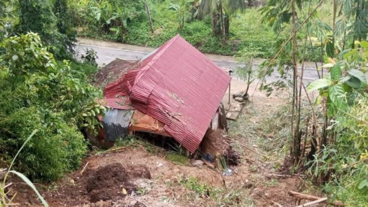 Foto dari atas kondisi longsor yang menimpa dapur rumah warga di Desa Cubadak Aie, Kota Pariaman, Sumbar. (Antara/HO-BPBD Pariaman)