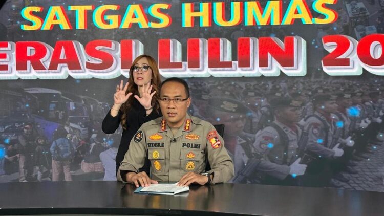 Update Operasi Lilin 2024, Situasi Lalu Lintas dan Kamseltibcarlantas Aman Terkendali 1 Satgas Humas Operasi Lilin 2024 beri keterangan pers. (dok. Div Humas)