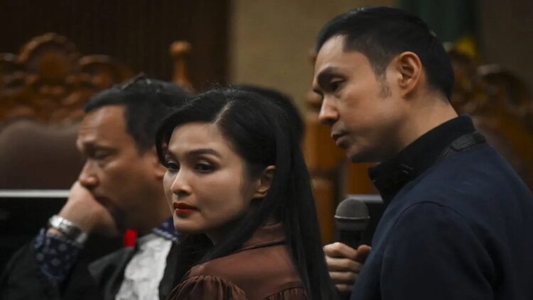 Terdakwa Harvey Moeis (kanan) bersama istrinya Sandra Dewi mengikuti sidang lanjutan kasus dugaan korupsi tata niaga timah di wilayah Izin Usaha Pertambangan (IUP) PT Timah tahun 2015-2022 di Pengadilan Tipikor, Jakarta, Senin (21/10/2024). (ANTARA FOTO/MUHAMMAD RAMDAN)