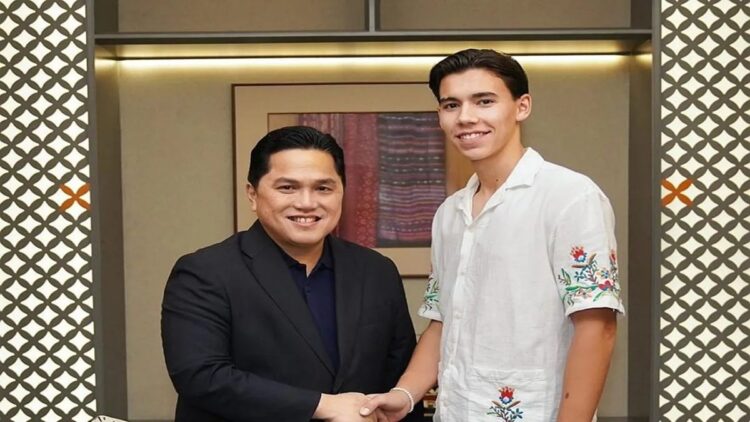 Ketua Umum PSSI Erick Thohir bersama calon pemain naturalisasi untuk Timnas Indonesia, Dion Markx. (ANTARA/Instagram @ErickThohir)