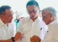 Wakil Menteri BUMN Aminuddin Ma’ruf melihat brondolan Nusaklon yang diluncurkan oleh Direktur Utama PTPN III (Persero) Mohammad Abdul Ghani didampingi Dirut PalmCo Jatmiko K Santosa di Siak, beberapa waktu lalu. Nusaklon berpotensi menghasilkan CPO sangat tinggi mencapai 12 ton per hektar pertahun yang dapat berkontribusi pada peningkatan produktivitas tanpa ekstensifikasi, dan berdampak pada akselerasi kemandirian pangan. (dok. istimewa)