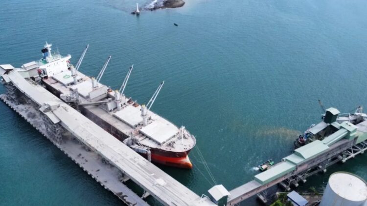 Foto udara sebuah kapal bersandar di Pelabuhan Teluk Bayur Kota Padang, Sumatera Barat. (Antara/Fandi Yogari)