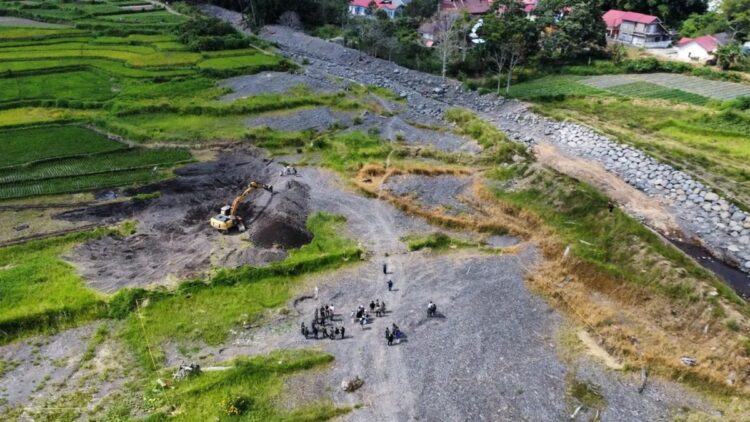 Foto udara satu unit alat berat membersihkan lahan pertanian di Kabupaten Agam, Sumatera Barat yang terdampak banjir lahar dingin. ANTARA/Fandi Yogari