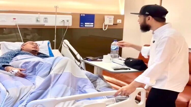 Anggota DPR Andre Rosiade dibezuk di rumah sakit oleh sahabatnya Deryansha Azhary yang juga CEO Kasisolusi. (Foto: Tangkapan layar)