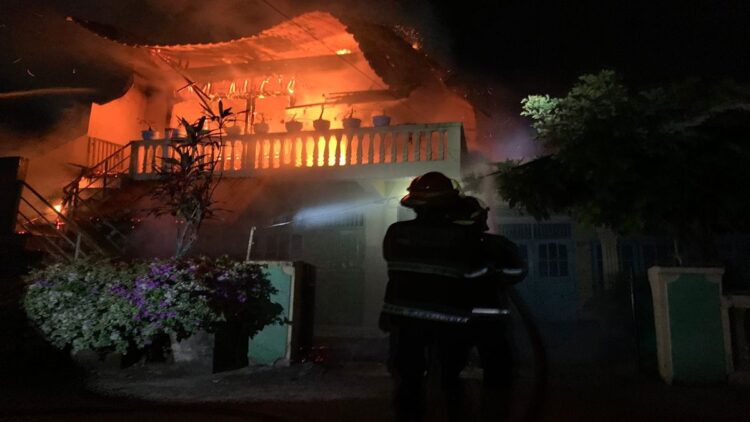 Bangunan rumah kos terbakar di kawasan Parak Gadang Timur, Kota Padang. (Foto: Dok. Damkar Padang)